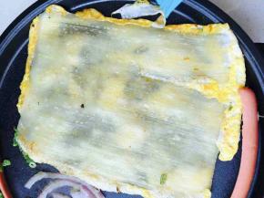 带鸡蛋稍微凝固，翻面。