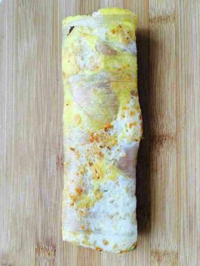 全部卷起，放案板上切段儿。