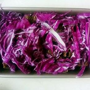 鸡蛋搅拌均匀撒浇上面包上，放上切好的火腿，嘴上撒上紫橄榄。