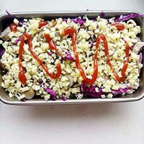 在铺上一层厚厚的芝士，挤上番茄沙司。