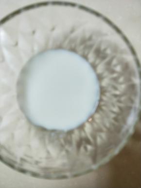 黄油隔水融化至液态，和牛奶、蜂蜜搅拌均匀