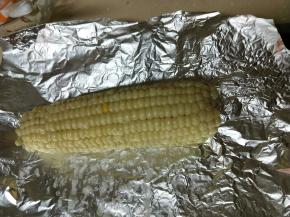 在玉米表面刷一层调好的汁液，静置五分钟让玉米充分吸收，再刷一遍，静置五分钟