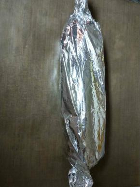 用锡纸将玉米包好，放入烤箱180度烤10分钟