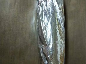 用锡纸将玉米包好，放入烤箱180度烤10分钟