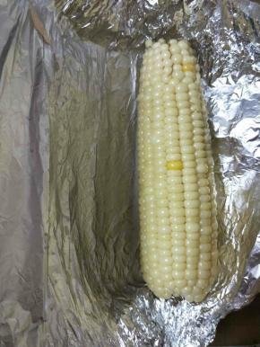 从烤箱中拿出玉米，再刷一层调的蜜汁