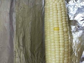 从烤箱中拿出玉米，再刷一层调的蜜汁