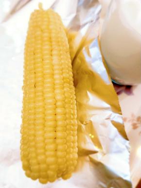 再放入烤箱，180度烤10分钟左右，又香又甜的烤玉米就做好了，一定要趁热吃哟