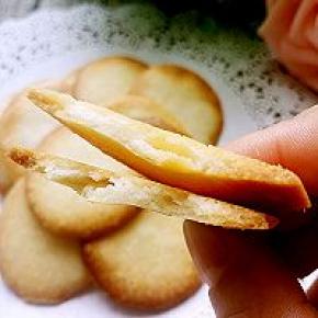 蛋白饼干脆脆香香的很好吃。