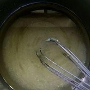 玉米油加入糖粉搅拌均匀