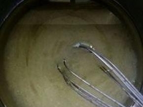 玉米油加入糖粉搅拌均匀