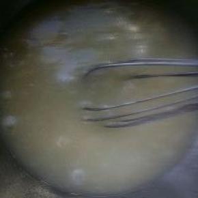 加入蛋白搅拌均匀