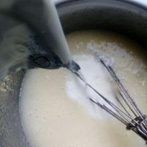 分三次加入牛奶搅拌均匀