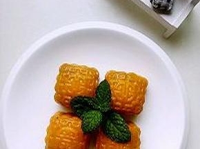 蒸好的南瓜饼，花纹还可以。