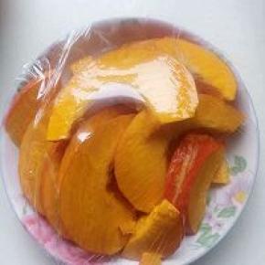 南瓜切片装盘子包上保鲜膜加一点水，放入微波炉高火6分钟。