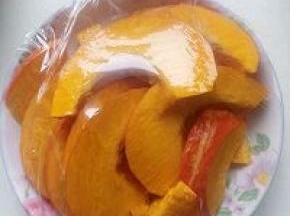 南瓜切片装盘子包上保鲜膜加一点水，放入微波炉高火6分钟。