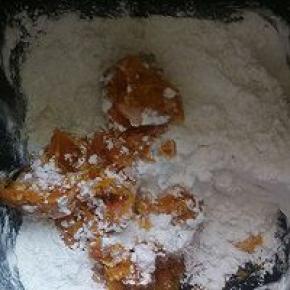 糯米粉加南瓜泥用筷子搅拌一下和成团。