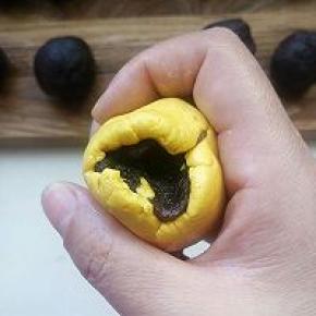 放入豆沙馅左手大拇指放在中间右手顺圈转，包住收口。（一个人拍照不好拍）