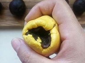 放入豆沙馅左手大拇指放在中间右手顺圈转，包住收口。（一个人拍照不好拍）