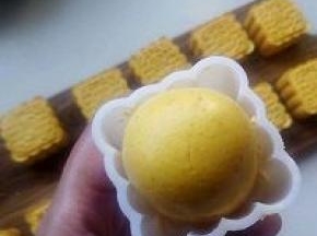 南瓜面饼放进模具