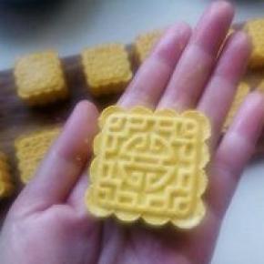 模具放在平整的台面压下去，模具会自动回弹回来，用手压一下脱模。