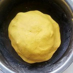 和好的南瓜面团，放冰箱冷藏，做红豆馅。