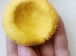 南瓜面包团分成20克一个，搓园用大拇指压下去转圈压。
