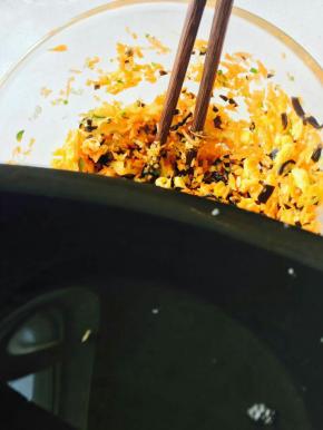 捡出花椒，把油放到馅儿里。