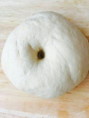 醒好的面团，用手指戳一下不回缩。