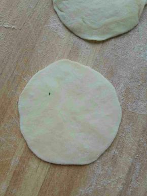 分成小剂子，擀成中间厚边缘薄的皮。