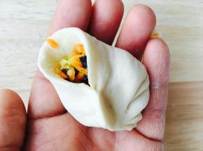 放手心，加馅儿，转着圈包。