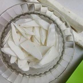 铁棍山药去皮放在水里泡一会，