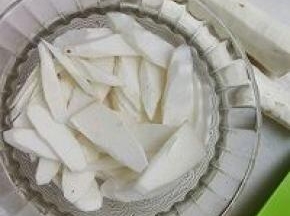 铁棍山药去皮放在水里泡一会，
