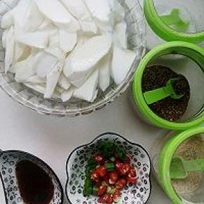 准备好盐，花椒，一勺蚝
油，葱，小米辣