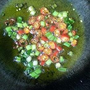 油锅烧热放入葱花和小米辣