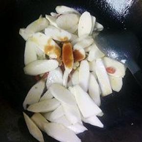 倒入铁棍山药加入蚝油，翻炒几分钟加入盐，花椒，