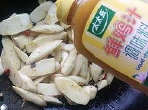 高火两分钟倒入鲜鸡汁出锅离火