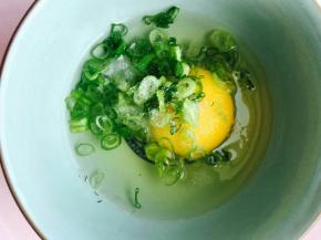 碗里打一个鸡蛋，放葱花跟盐。