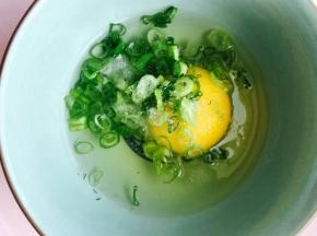 碗里打一个鸡蛋，放葱花跟盐。