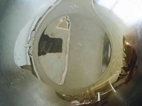 锅中热油，转小火。