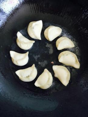 将饺子摆成圆形。