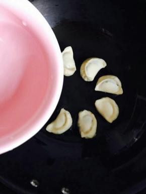 当听到吱吱声倒入清水，漫过饺子底部就可以。