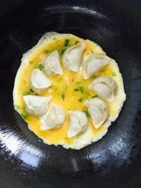 用中小火煎大概5分钟，趁锅里还有水气时，将蛋液沿着锅边倒入。