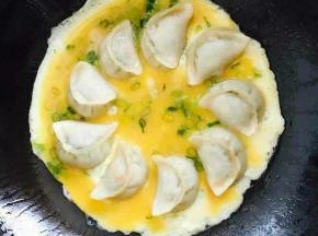 用中小火煎大概5分钟，趁锅里还有水气时，将蛋液沿着锅边倒入。