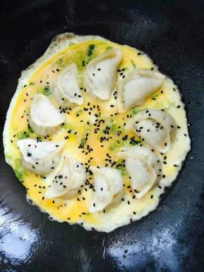 撒上芝麻，盖锅盖继续煎1-2分钟至鸡蛋液凝固即可出锅享用。