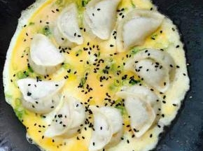 撒上芝麻，盖锅盖继续煎1-2分钟至鸡蛋液凝固即可出锅享用。