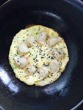 蛋液加点水煎出来的鸡蛋更蓬松。