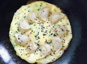 蛋液加点水煎出来的鸡蛋更蓬松。