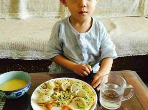 小朋友看到了说麻麻好香啊。