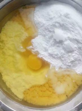 全部材料放在盆里，抓搓均匀。