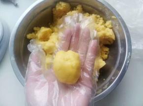 拿出来一块，用手捏拢些。